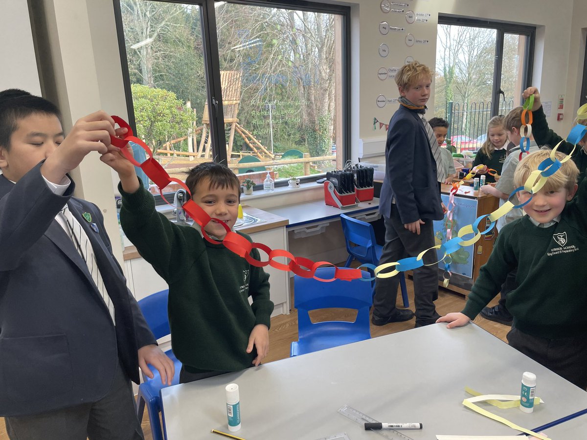 KESPreparatory's tweet photo. #StroudY3 #StroudY8 Christmas is in full swing with the Year 3 & 8 Mates! A quick catch-up over paper chain making! #StroudCollaboration https://t.co/F0CyRqYmTb