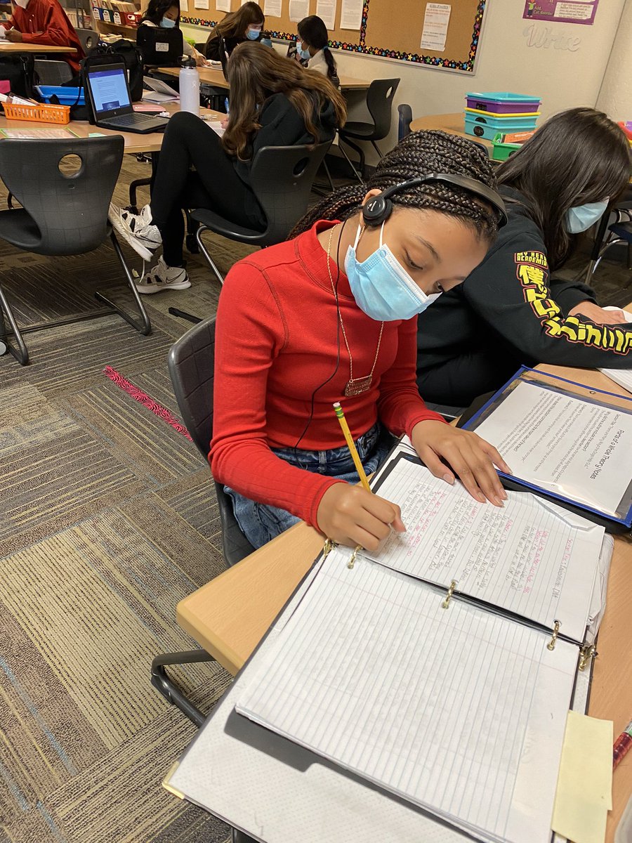 GiulianoELA6's tweet photo. Analyzing different sections in a nonfiction article and explaining how they relate to the main idea! #artsmiddle @CrecArtsMiddle1 https://t.co/C7IyN86W2r