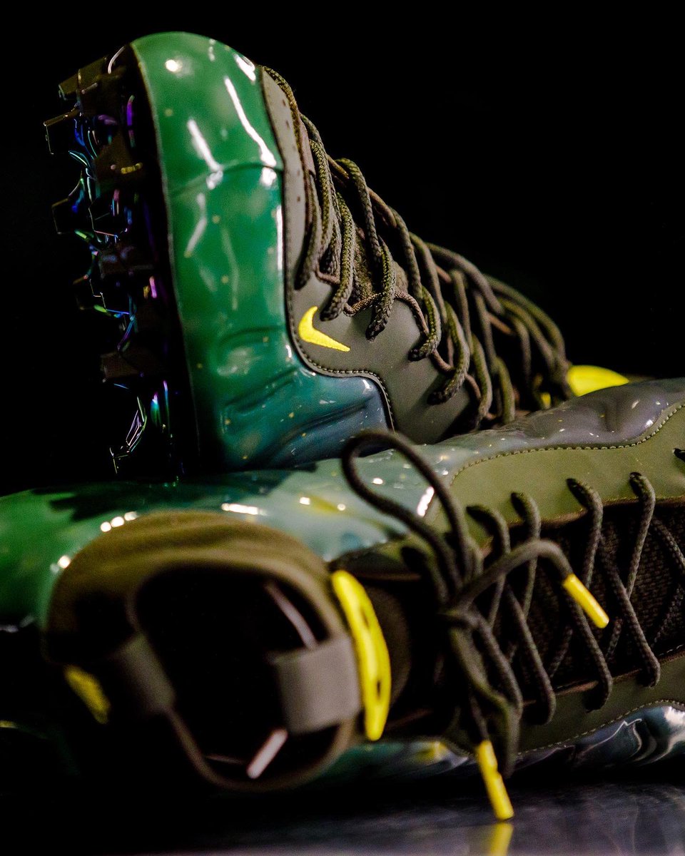 oregonfootball's tweet photo. Stars come out in Vegas. 

Oregon Galaxy Vaporposite x @usnikefootball https://t.co/knmYByH2DZ