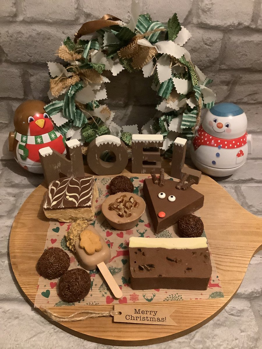 BassettsFudge's tweet photo. Orders for our Christmas boxes are now live over on Facebook.
Boxes contain
A fudge millionaire shortbread 
A peppermint Rudolph 
A boozy fudge Christmas cake slice(contains brandy)
A maple &amp; pecan pie 
A gingerbread fudge pop
4 Fudge truffles 
#Fudge #Christmas #Gift https://t.co/x4izoTfJDD
