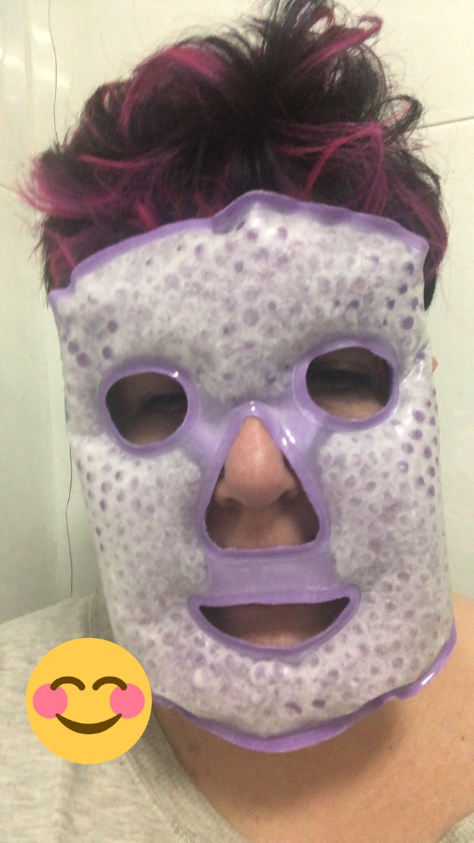 nikedice's tweet photo. Soy yo… mascarilla antiestrés.. la tenía que haber metido medía hora en el congelador pero lleva día y medio 😂😂.. está congelada pero dicen que es bueno para la migraña, ojeras etc no os riais mucho . Es de #IDCinstitute https://t.co/GSMX41kJwe