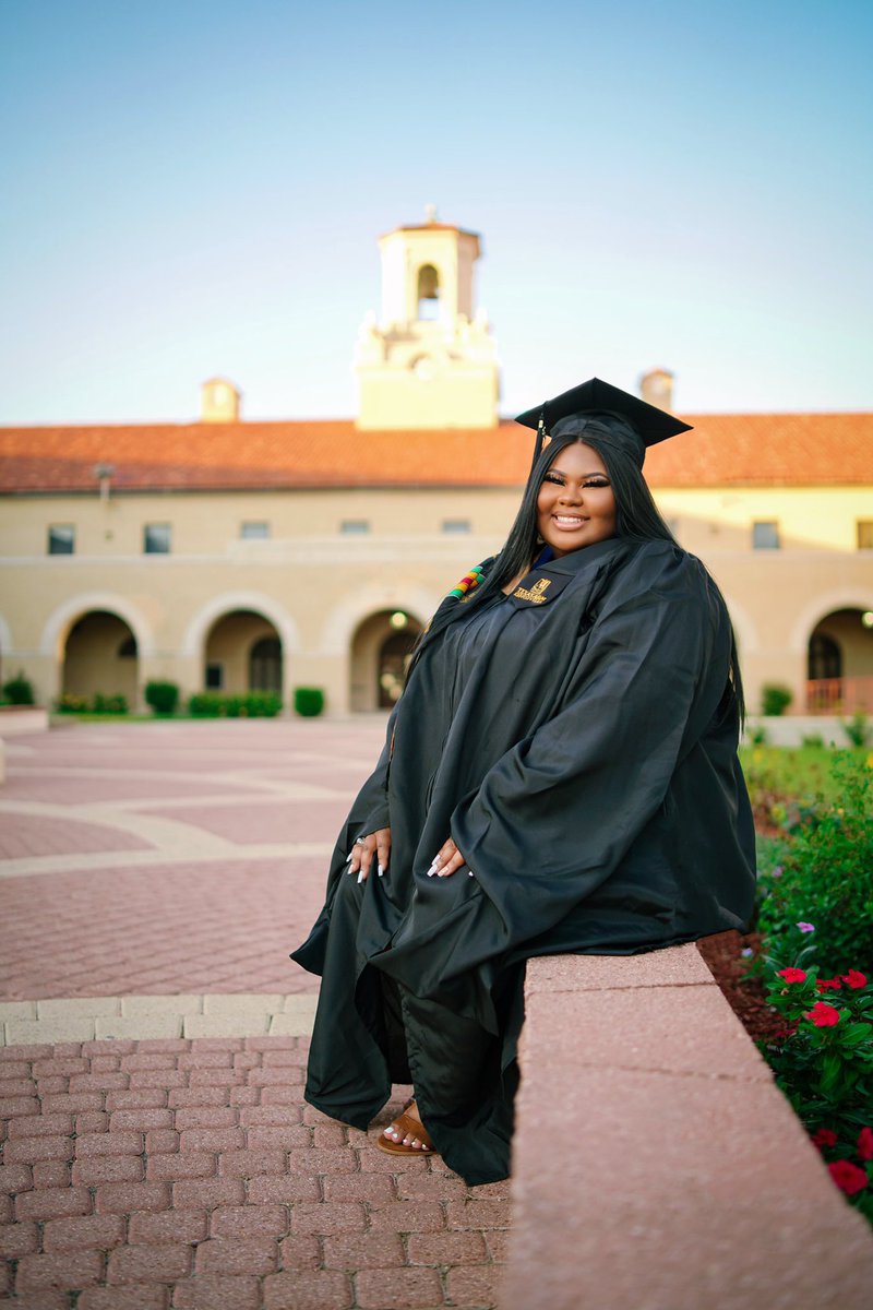 chrissyjynise_'s tweet image. 2 more weeks!! 🤍 MBA💙💛🐗
An investment in KNOWLEDGE always pays the best interest.👩🏽🎓
-Benjamin Franklin