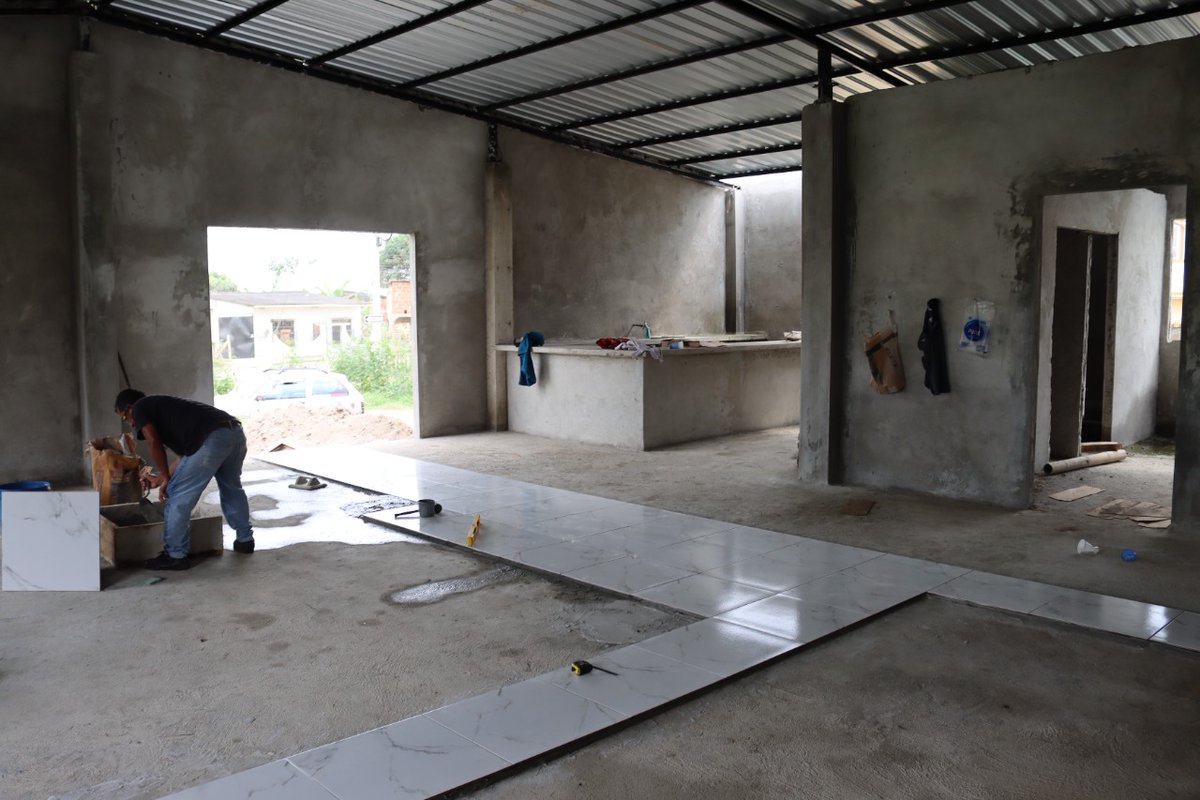 Larry_vite's tweet photo. N U E V O S A N T A R O S A
L O S H E L E C H O S
#LAcasaComunal
Continúan los trabajos de intervención en la casa comunal de la Cdla. Los Helechos, donde se realiza la colocación de cerámica en el piso, como parte del proyecto de habilitación de espacios públicos.
#LA https://t.co/vwIDQAk6Sg