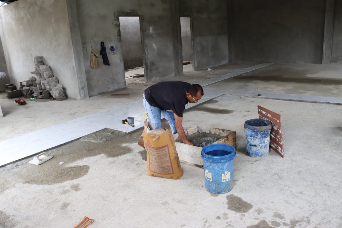 Larry_vite's tweet photo. N U E V O S A N T A R O S A
L O S H E L E C H O S
#LAcasaComunal
Continúan los trabajos de intervención en la casa comunal de la Cdla. Los Helechos, donde se realiza la colocación de cerámica en el piso, como parte del proyecto de habilitación de espacios públicos.
#LA https://t.co/vwIDQAk6Sg