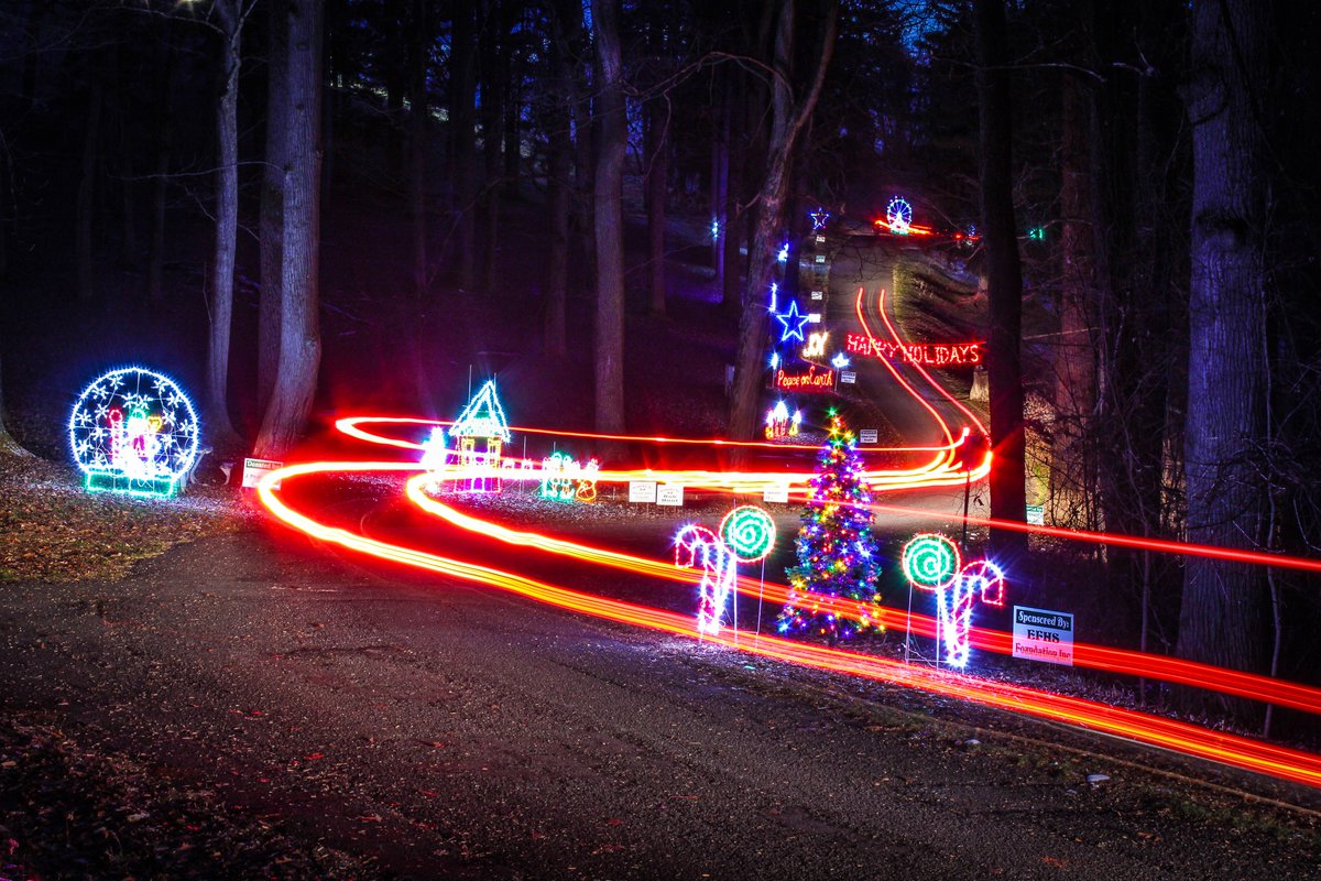 MarionCVB's tweet photo. Do you have family &amp; friends visiting during the upcoming holiday? 🎄 Skip searching “things to do near me” and go to https://t.co/Q2ZyLO8LvD  to learn more about upcoming events happening in Marion.

#mymarionwv #Explore304 #Christmas #AlmostHeaven https://t.co/RLbmrWMkeZ