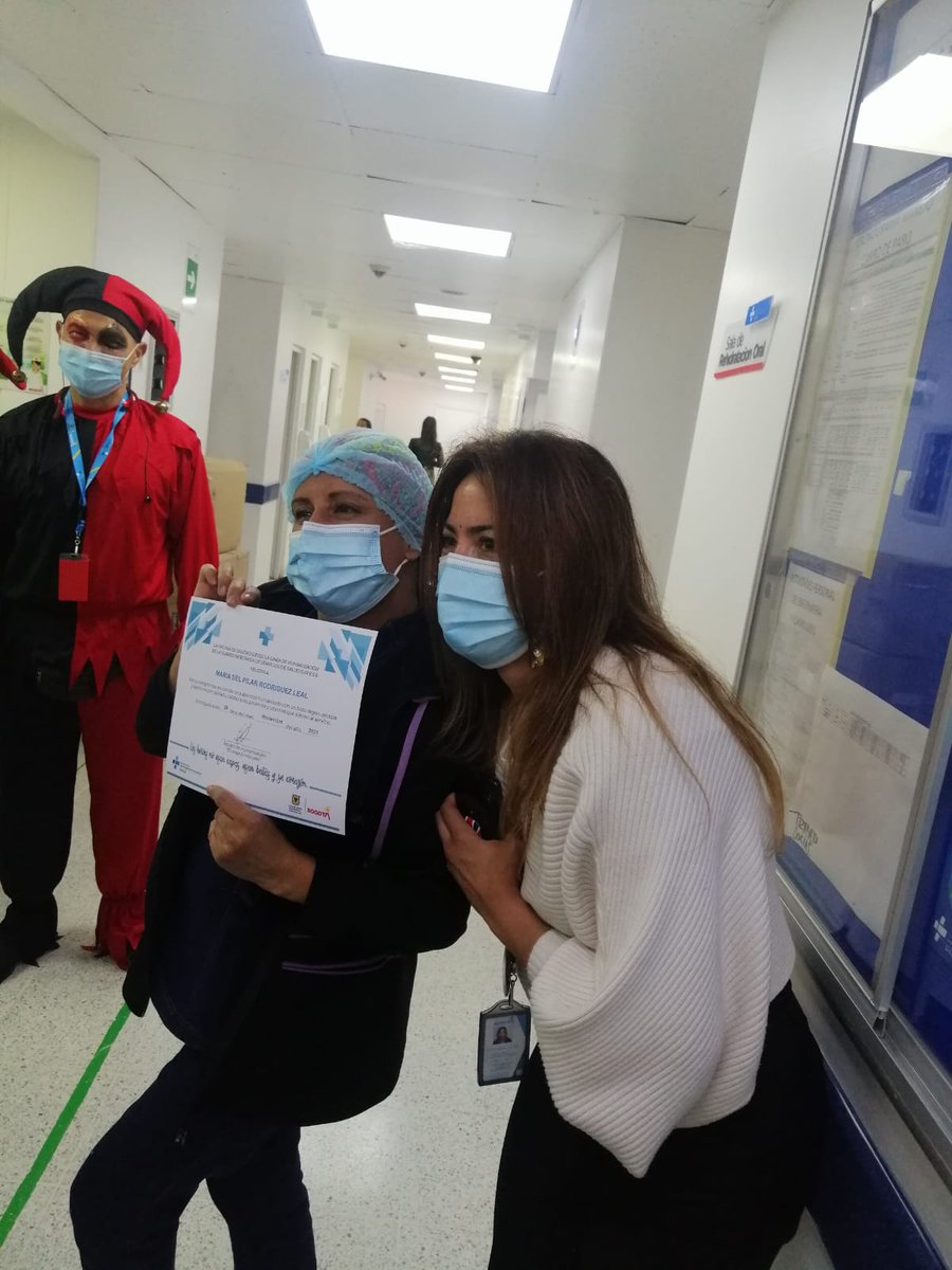 SubRedSur's tweet photo. #DeEstaManera continúa la #SemanaDeHumanización en la @SubredSur.
📜🏅El equipo de la Oficina de Calidad realiza entrega de los diplomas a los colaboradores del Hospital Vista Hermosa que se han destacado por su compromiso y humanización en la atención a nuestros usuarios. https://t.co/Oga1K0K0nW