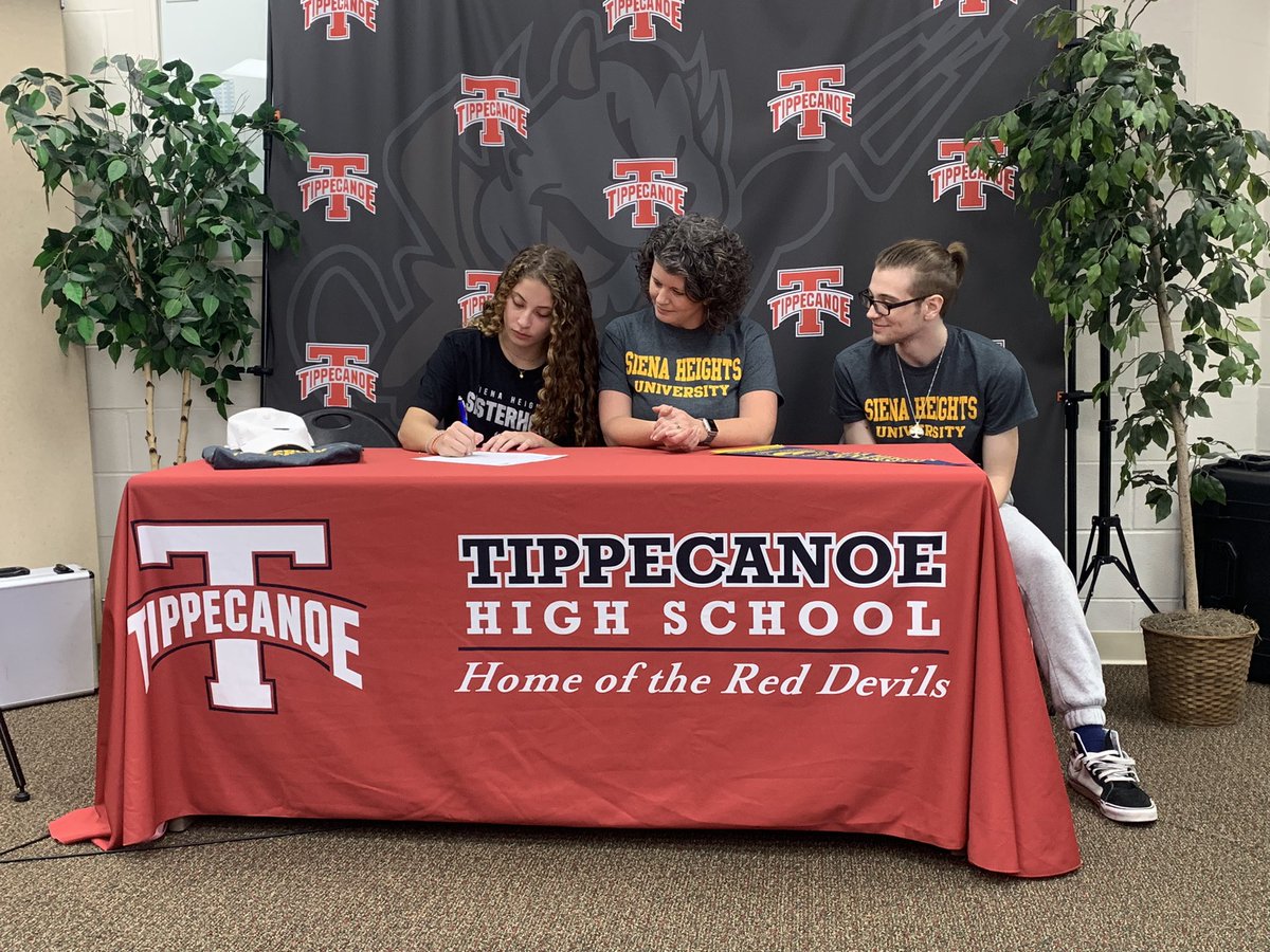 Signing day for Maddie Chronister! Best of luck to you in the future <a href="/sienaheightsu/">Siena Heights</a> #HalosUp 🥳