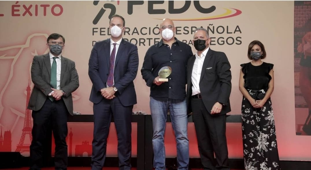 JaumeMarce's tweet photo. Muy agradecido y orgulloso de formar parte de esta gran familia. Muchas gracias a la FEDC por este reconocimiento y a la @ONCE_oficial por la labor que hacéis en el día a día, y por vuestro gran apoyo al deporte! https://t.co/XM0VGDBOKH