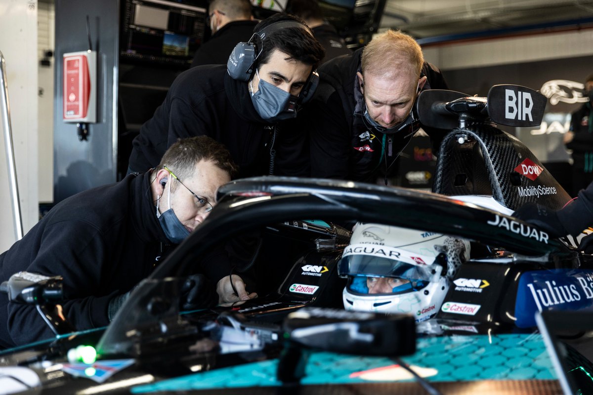 JaguarRacing's tweet photo. When your mates pop around to watch @FIAFormulaE Unplugged ๐บ๐ฟ
๐ https://t.co/3QHwakaL84
#ReimagineRacing #FEUnplugged https://t.co/GJOC1Enj0Q