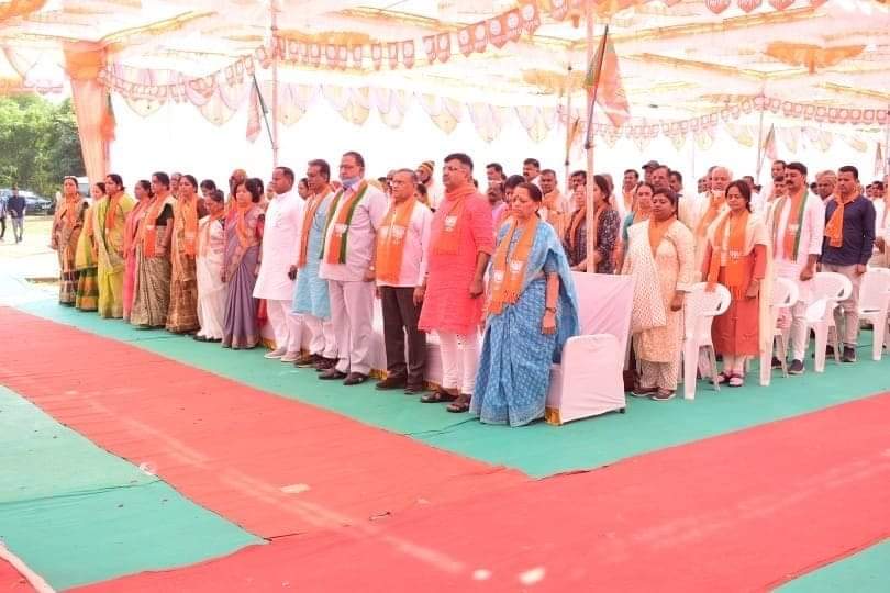 આજે કાંકરેજ તાલુકા ખાતે જિલ્લા પ્રમુખશ્રી ગુમાનસિંહ ચૌહાણજીની અધ્યક્ષતામાં આયોજિત ભાજપ-બનાસકાંઠા જિલ્લાની કારોબારી બેઠકમાં હાજરી આપી અને આવનાર સમયમાં સ્થાનિક સંગઠનને વધુ મજબૂત કરવા અને આગામી કાર્યક્રમો અંગે પાર્ટીના આગેવાનો અને કાર્યકરો સાથે ચર્ચા કરી હતી.