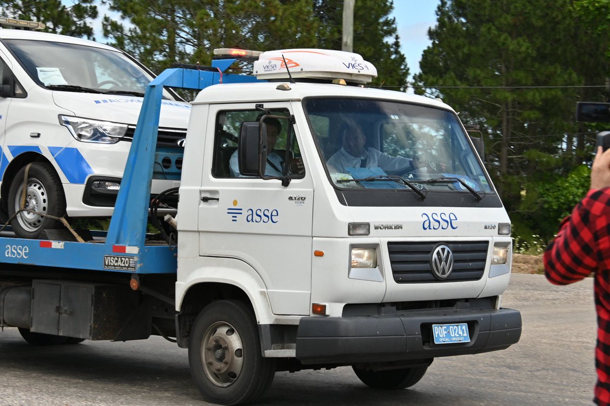 SosaAbella's tweet photo. Hoy entregamos una ambulancia 0 Km para la Policlínica de Zapicán,que dista a 150 km de la ciudad de Minas.También se ejecutarán reformas edilicias y se incorporará nuevo equipamiento,entre ellos,sillón odontológico.
@ASSEcomunica sigue descentralizando fuertemente sus servicios! https://t.co/CGC6XoPj7u