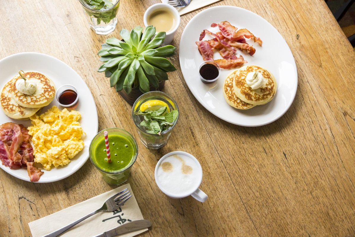 Wist je dat je bij Hajé ook heerlijk kunt ontbijten? 🥞 Niet veel tijd? Haal dan een lekker ontbijtje bij de take away! 🥪 #ontbijt #ontbijttogo #takeaway #engelsontbijt #pancakes #restaurant
