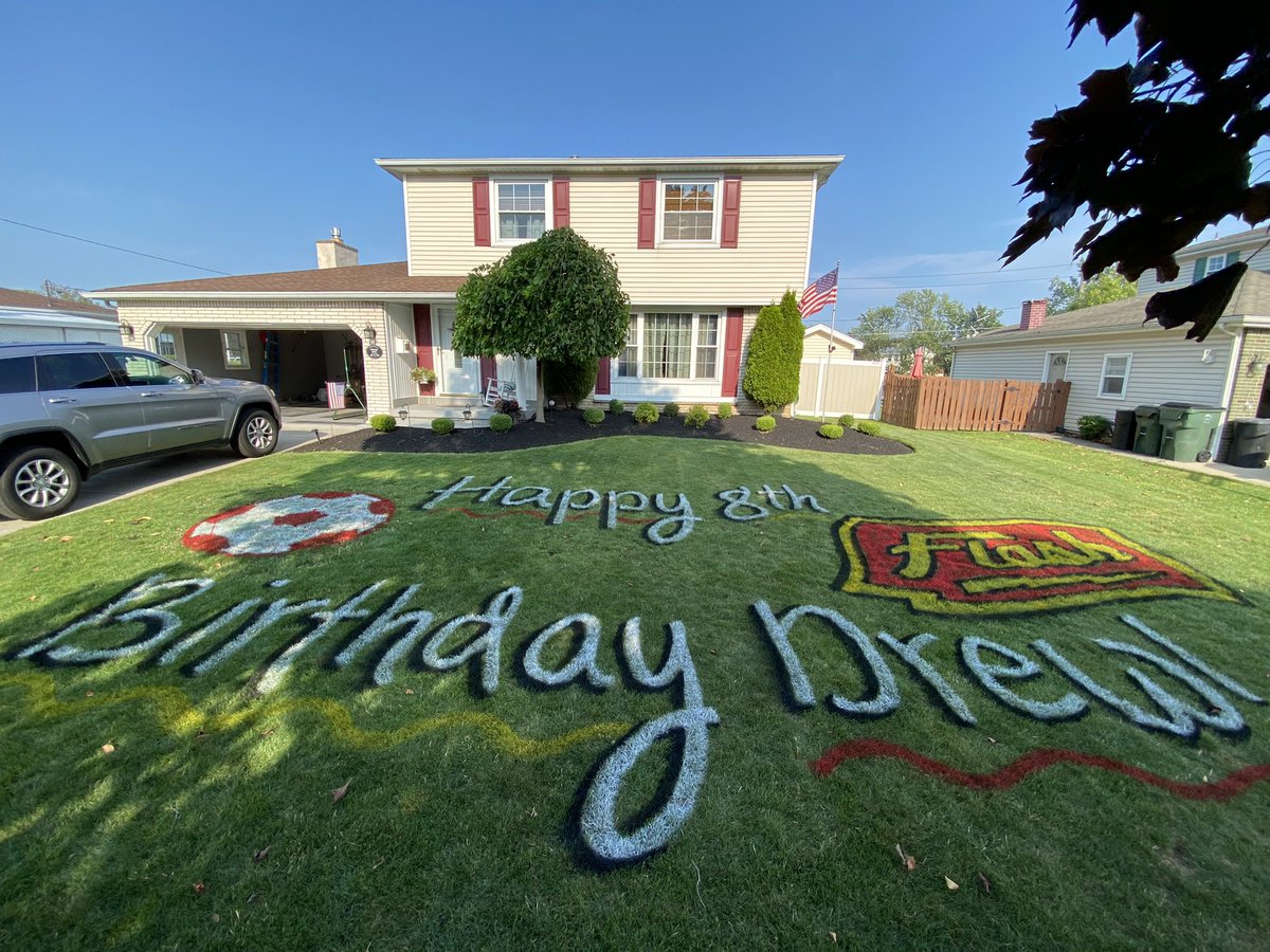 🚨GIVEAWAY!🚨 In the spirit of the holiday season, I want to give back a little to everyone who has supported my small business! Simply RT or share my FB post here, and be entered into a drawing for 1 FREE LAWN PAINTING of any design! Winner announced next week! Happy Holidays😁