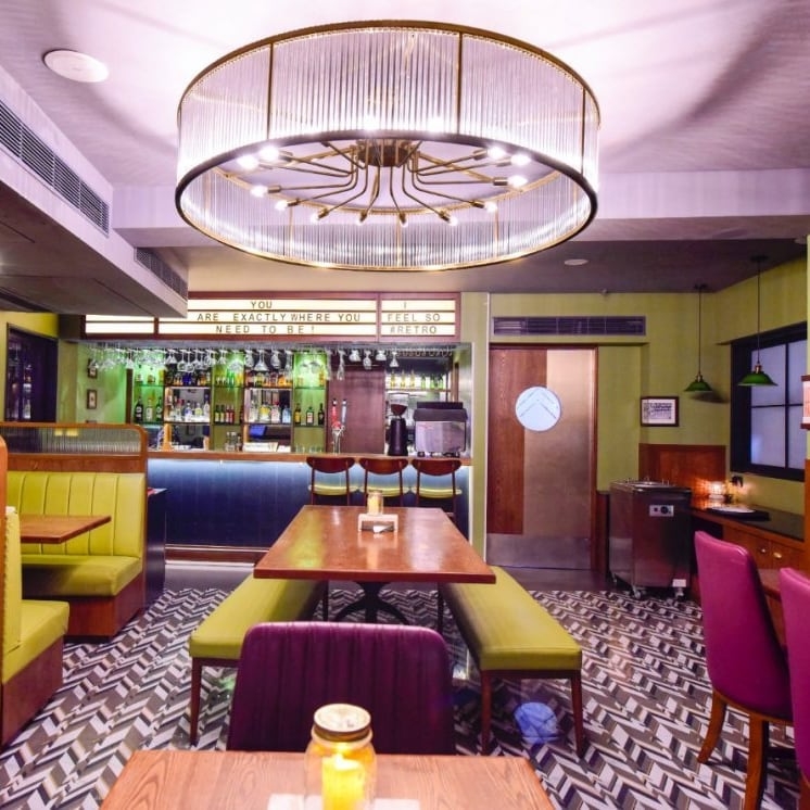 archinterind's tweet photo. #AIExclusive: The new most- ‘Instagrammable’ hotel and restaurant in Vile Parle, Mumbai

Blend Kitchen &amp; Bar located inside T24 Retro by The Purple Door Interior Studio is a visual treat with retro design elements packaged in a modern format. https://t.co/ni1ISaFOxA