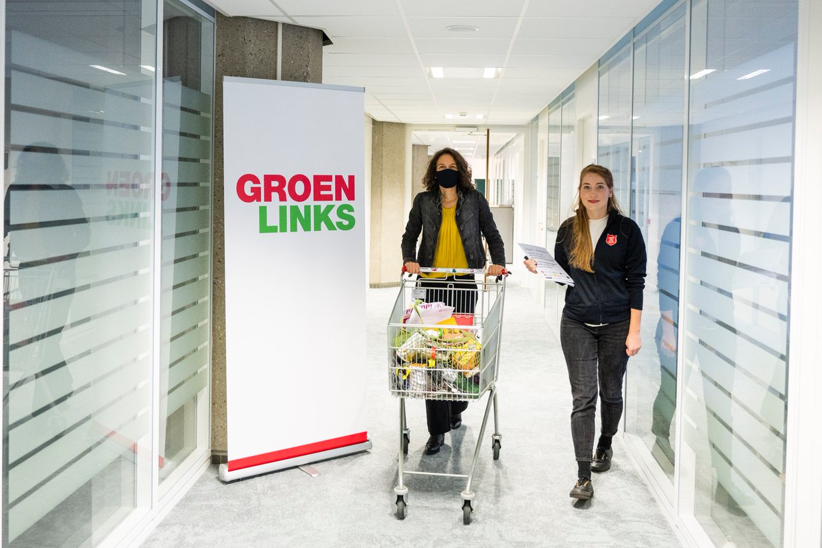 Legerdesheils's tweet photo. Ook @TomvanderLee van @groenlinks heeft onze gezamenlijke petitie in ontvangst genomen. Meer dan 40.000 Nederlanders willen een Wet Verantwoord en Duurzaam Ondernemen. #buhaos #WetgevingNu #imvo @Idvo_org https://t.co/XVP3xSfeKt