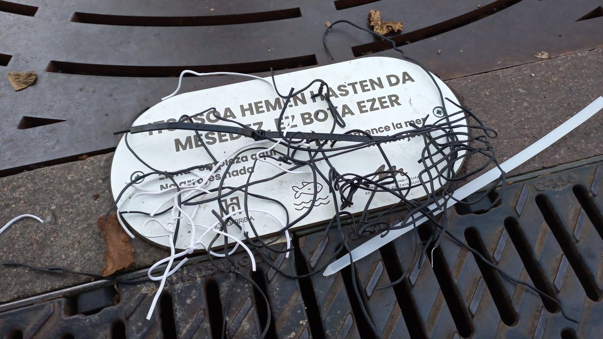 "El mar comienza aquí, no arrojes nada" dice el lema de la plaquita de la Calle San Pedro de Hondarribia. <a href="/HondarribiaUdal/">Hondarribiko Udala</a> , que lo apliquen también las contratas que ponen las luces de navidad.....
Estas, ya las recojo yo a la basura.