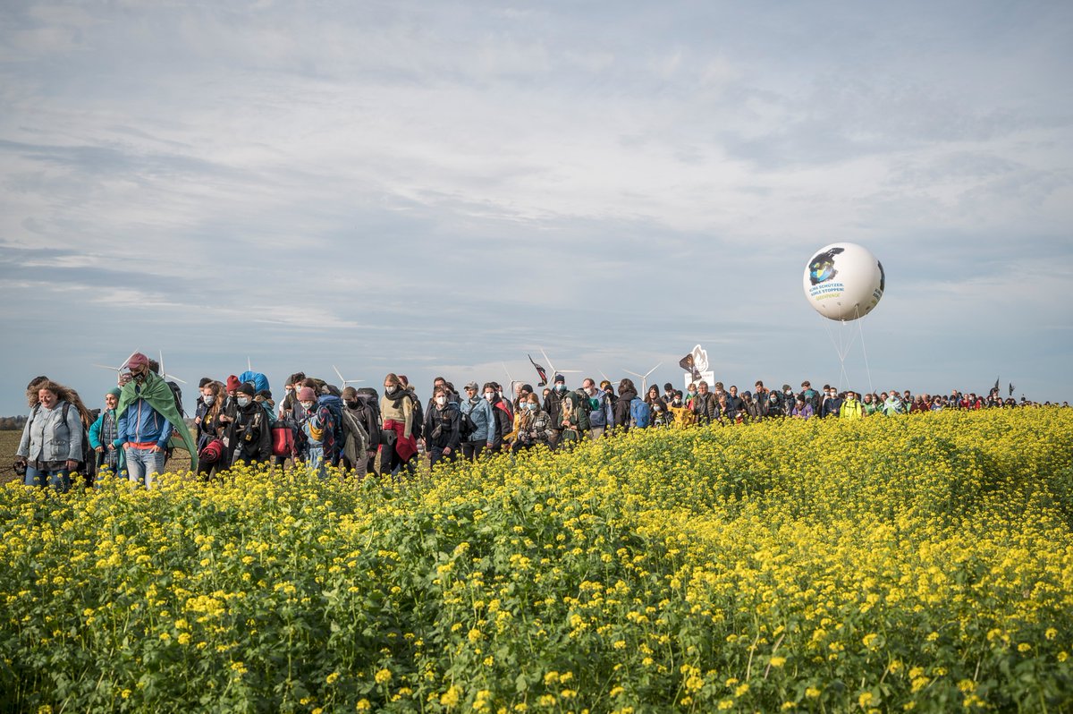 Diesen Sonntag den 5.11. laden wir euch wieder mit der <a href="/abl_ev/">AbL_eV</a> zum Feld- und #Dorfspaziergang nach Lützerath ein! Treffpunkt ist um 11.30 an der Mahnwache, los geht's um 12. Wir freuen uns auf euch! #LützerathBleibt!
📷 <a href="/Ti_Wag/">Tim Wagner</a>