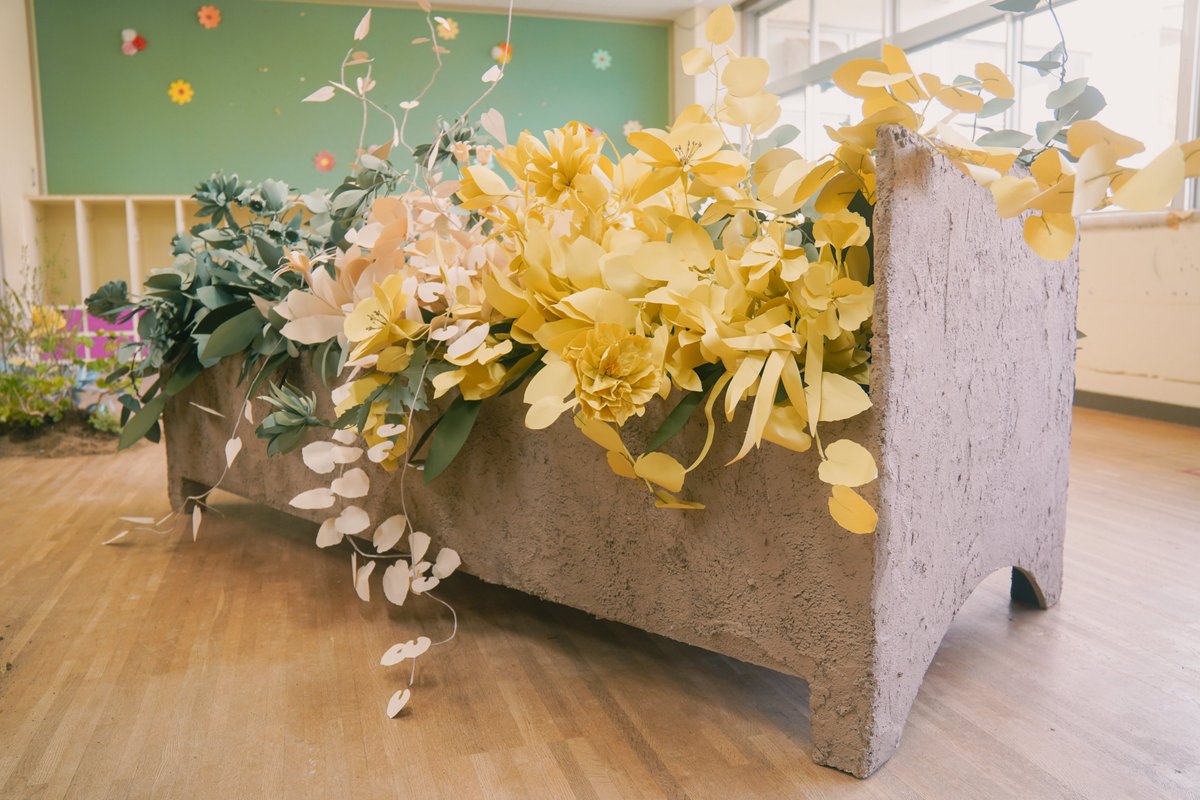 ichiharaartmix's tweet photo. 【はじまりと終わりの部屋に鮮やかな花を　–旧白鳥保育所からレポート–】
開幕10日目です。
本日より、篠崎恵美さんの作品《bedroom -where it begins-》を公開します。
教室に置かれたベッド。1日のはじまりと終わりを迎える場所が、フラワークリエイターの篠崎さんにより、生花と紙の花で彩られます https://t.co/IvOklt9LhU