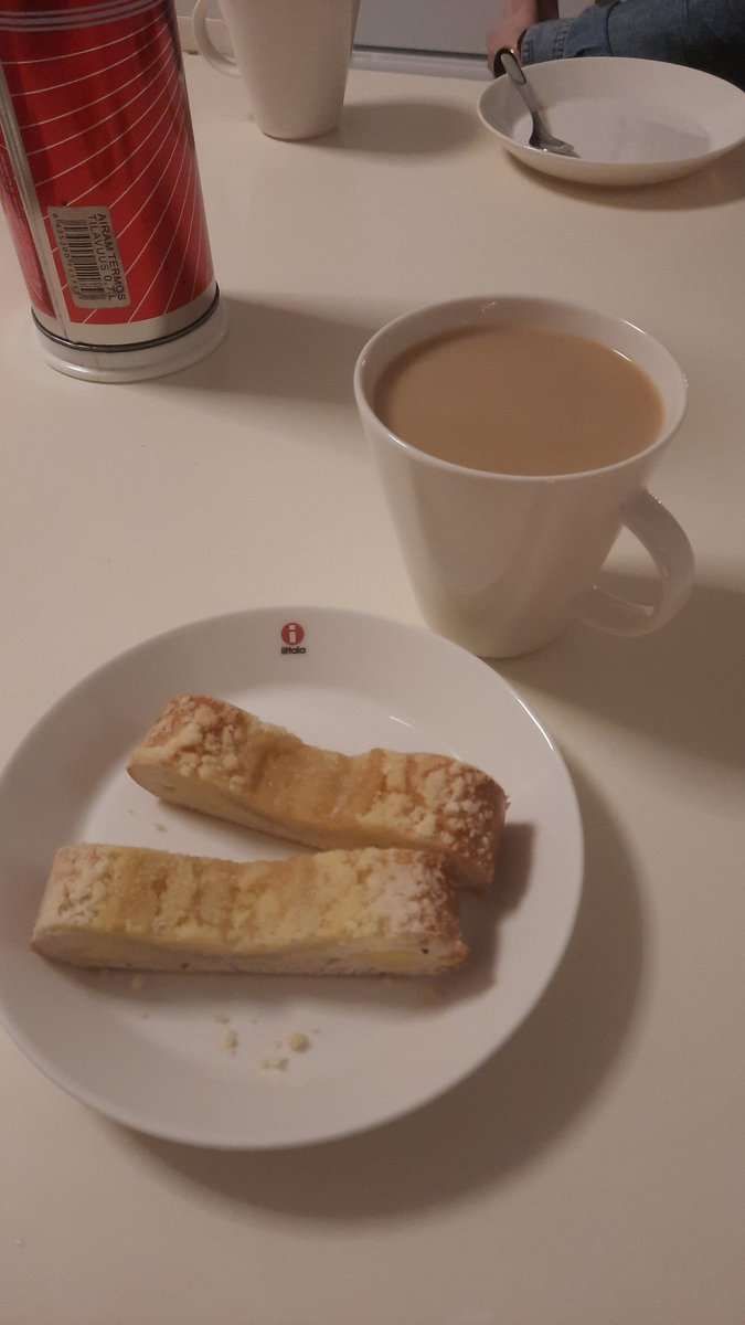Aalikoi's tweet photo. Aijjaijjai, Antinpäivän voipitkoa ja kaffetta vanhempien luona! Kyl mun kelppa! 

#Antit https://t.co/xMtuAopF4c