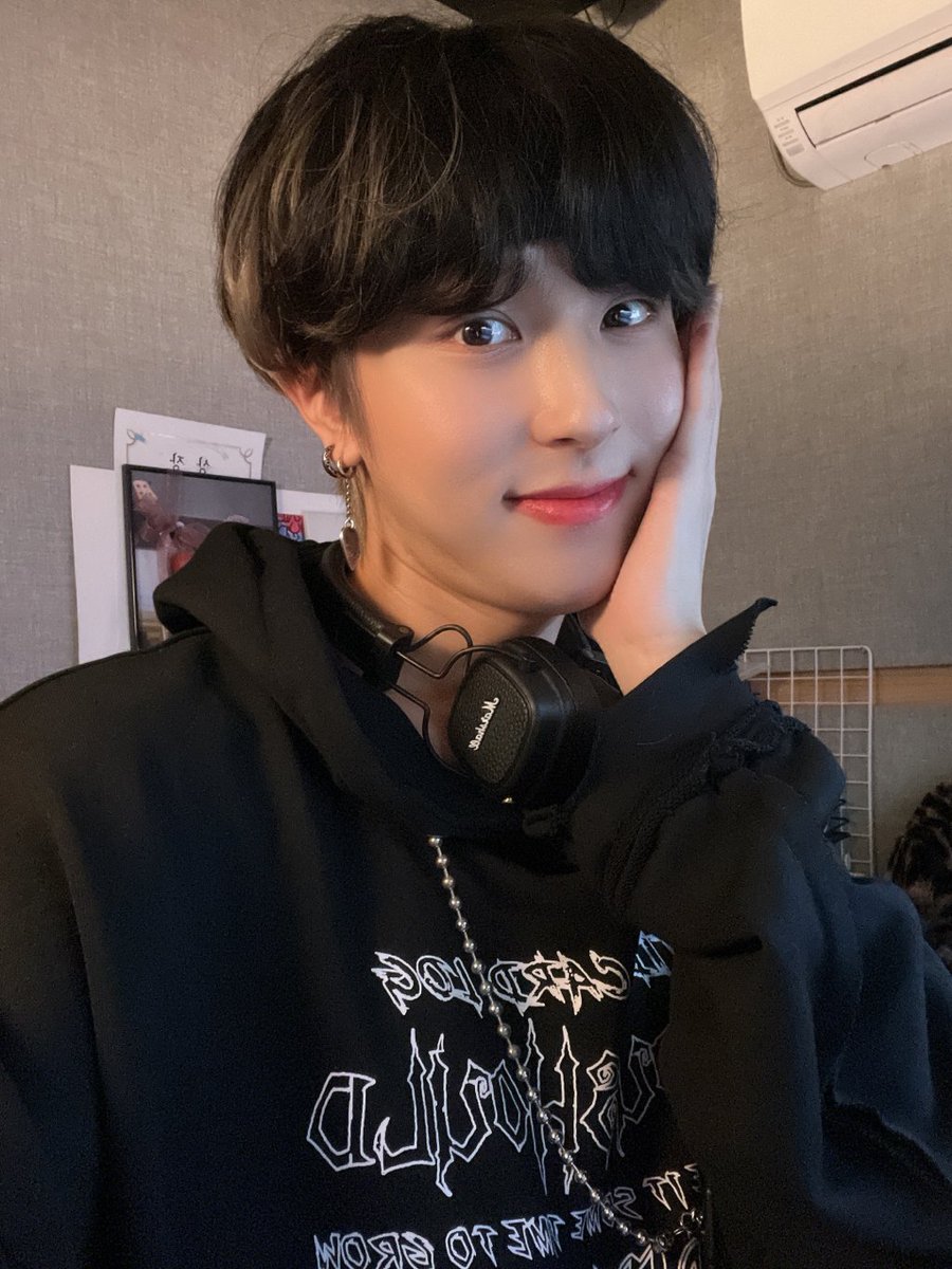 ForHyungu's tweet image. Giwook: Happy first of December! Let's give each other a lot of love this month 😍🥳😘💙

Harin: Happy first of December, here's your assignment for the next lesson 👨‍🏫🥁💚