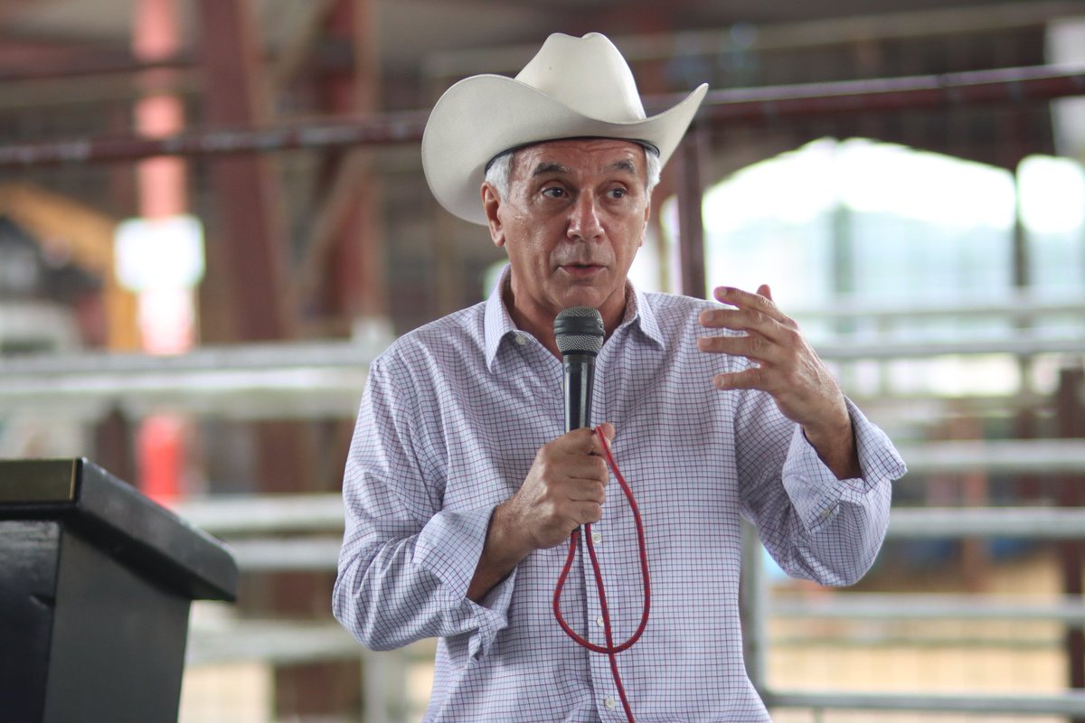 AgriculturaEc's tweet photo. 🔵 ¡Trabajamos junto a nuestros productores pecuarios! 👨‍🌾🐄

#Ahora, mantenemos un diálogo abierto con la representantes del sector ganadero de #SantoDomingo. Estructuramos acciones que permitan impulsar el desarrollo ganadero de la provincia Tsáchila.

#JuntosLoLogramos 🇪🇨 https://t.co/tjzuvzoL8K