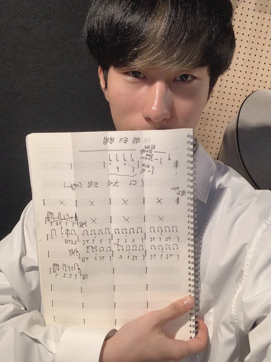 ForHyungu's tweet image. Giwook: Happy first of December! Let's give each other a lot of love this month 😍🥳😘💙

Harin: Happy first of December, here's your assignment for the next lesson 👨‍🏫🥁💚