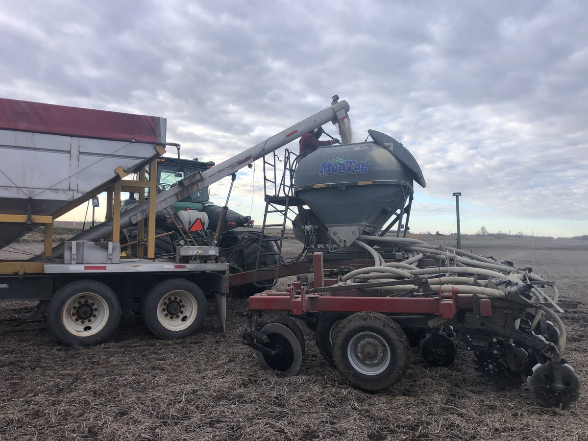 Montag Gen1, 6 ton 18 row mounted on CNH 950 toolbar building 20” strips in Central IL