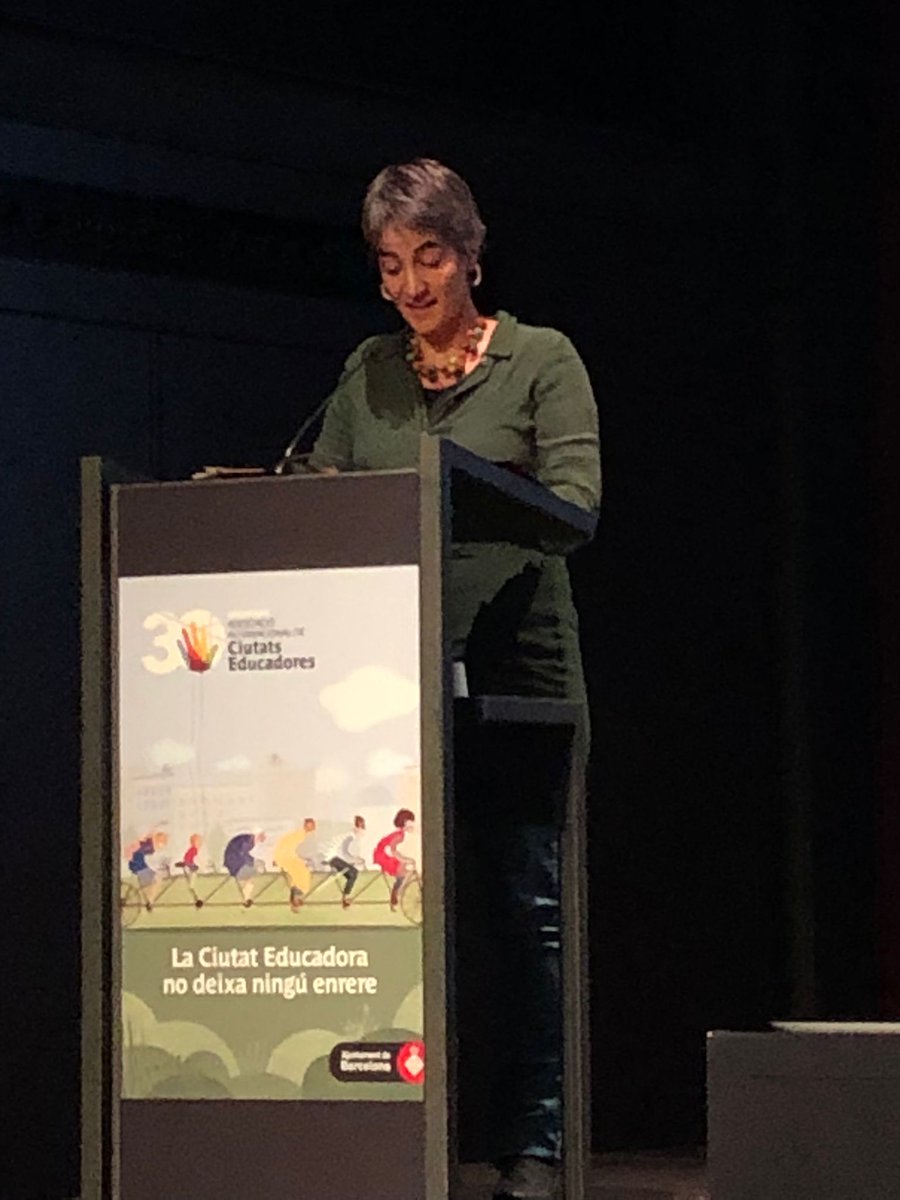 BCNeducadora's tweet photo. La Comissionada de Petita Infància i Barris Educadors, Maria Truñó @mariatrusal, dedica la diada a Laura Rubio Serrano, professora de Teoria i Història de l'Educació a @UniBarcelona , que recentment ens ha deixat (DP).

A continuació, llegeix la Declaració Institucional del 30N. https://t.co/dfJAjywJry
