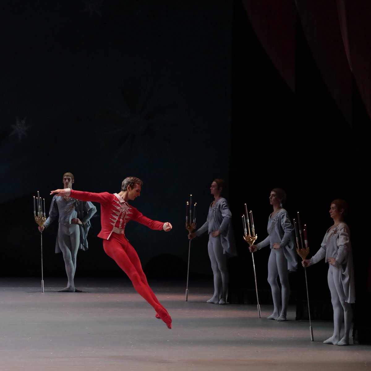 PatheLive_EN's tweet photo. #Bolshoi Principal Semyon Chudin magnificently gives life to the #Nutcracker Prince on the @BolshoiOfficial 's stage broadcast on Dec. 19 in #cinema. Don't miss #Tchaikosvky's eternal classic, find your screening now!
🎫 https://t.co/GrpS3t5G7q

#ballet #BolshoiBalletincinema https://t.co/AZFQXbsHaU
