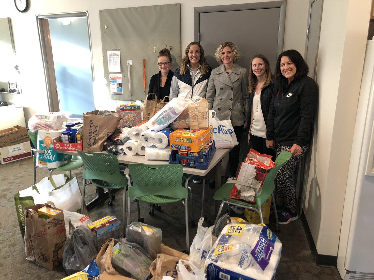 𝑮𝒊𝒗𝒊𝒏𝒈 𝑻𝒖𝒆𝒔𝒅𝒂𝒚 
20+ Athletics staff members donated over 200 items for the Food4Flyers Pantry ✈️ 

Learn more about Food4Flyers➡️➡️➡️  bit.ly/3D6vona