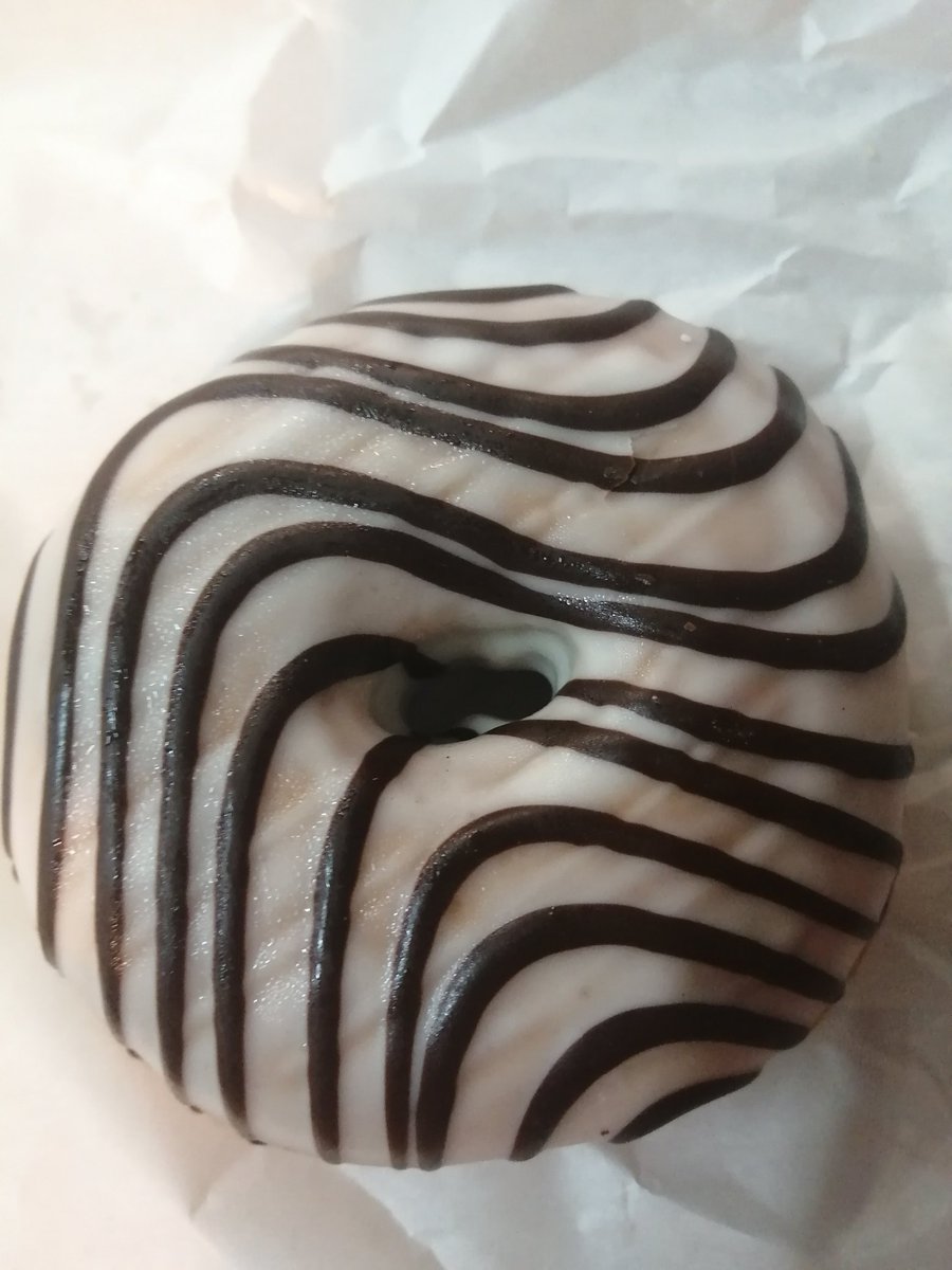 BethFullerbooks's tweet photo. Zebra doughnuts make everything better 🦓🍩 #food #fun #workishard #butdoughnutsareVERYgood https://t.co/HFf3uMsQb0