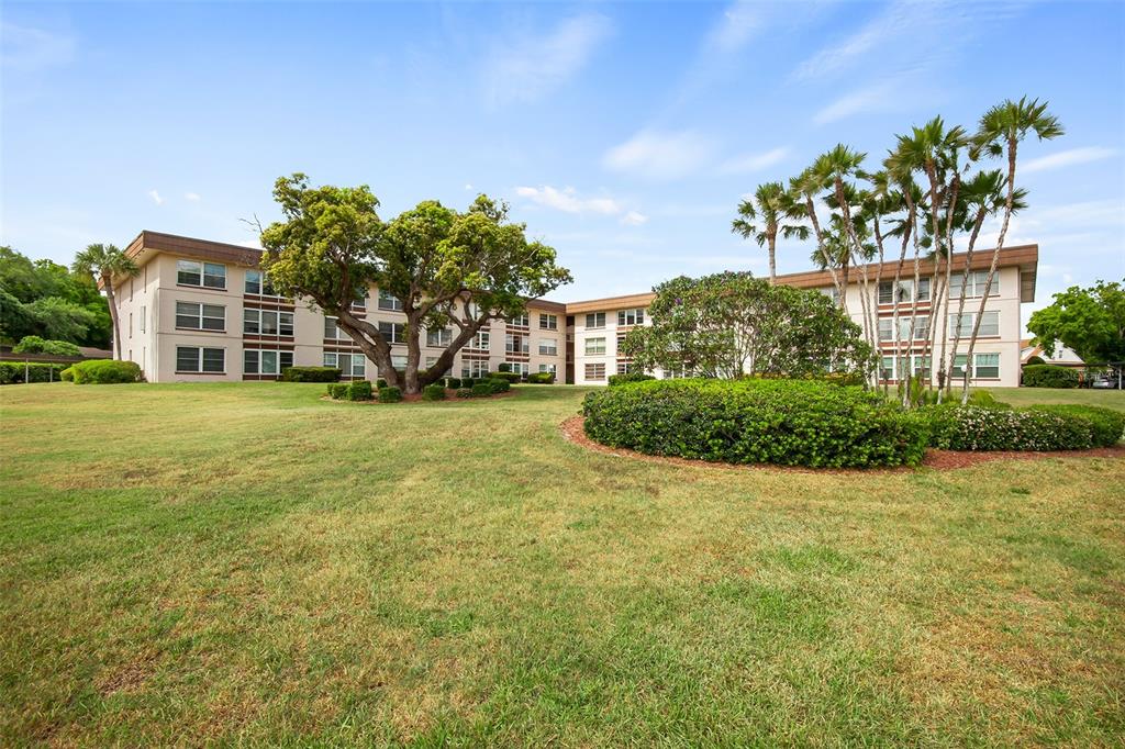 Whitney__Marie's tweet photo. See a virtual tour of my listing on 333 LAKE HOWARD DRIVE NW #104B #WinterHaven #FL  #realestate https://t.co/Dd8jYrCNOO https://t.co/gF5SfdPQbT