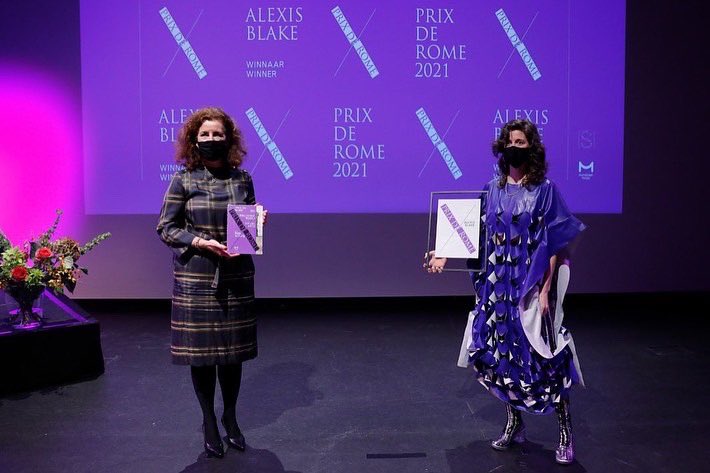 Alexis Blake wint de Prix de Rome Beeldende Kunst 2021, gefeliciteerd!
Alexis ontving de prijs zojuist uit handen van demissionair minister <a href="/ivanengelshoven/">Ingrid van Engelshoven</a> van <a href="/MinOCW/">Ministerie van Onderwijs, Cultuur en Wetenschap</a> in het @Stedelijk. Ze won de onderscheiding voor haar performance Rock to jolt [ ] stagger to ash.