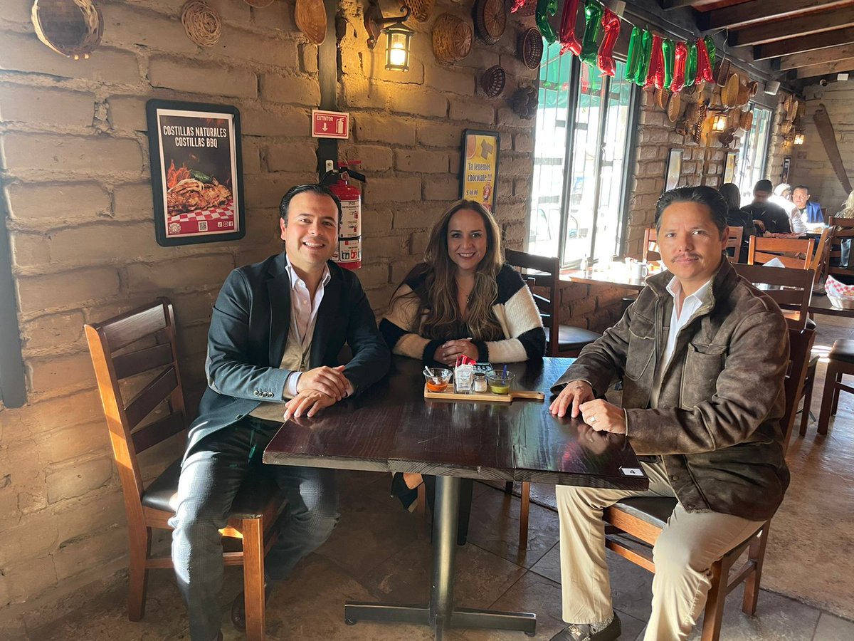 <a href="/miguelcastrom/">Miguel Castro M</a> presidente del <a href="/CCEDGOMX/">CCE DURANGO</a> acompañado de <a href="/Alejandrodlpl/">Alejandro de la Peña</a> Coordinador de Comisiones, en desayuno de trabajo con la Dip. <a href="/VeroPerezHerr/">Verónica Pérez Herrera</a>