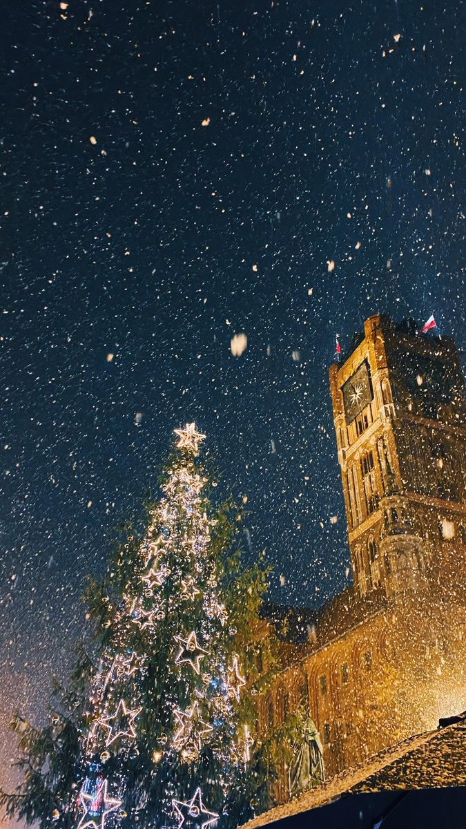 azazelowa's tweet photo. dobra ale Toruń wygląda tu tak magicznie https://t.co/KIkHPEOqH2