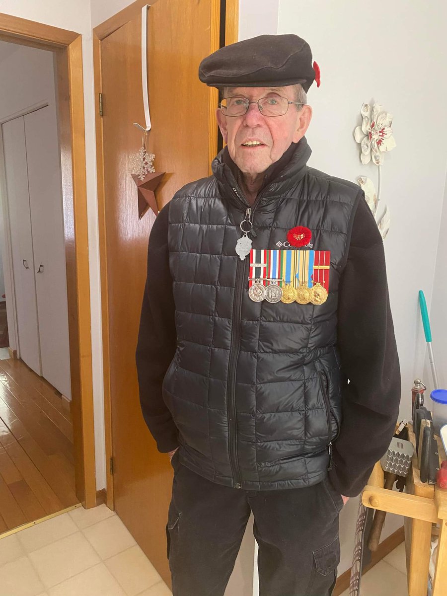 KeyARappa's tweet photo. So proud of the students in grade 2/3 land &amp; in @jjmhcole class @wfwolvestvdsb who brought 🕯 and warmth to this local Veteran 🇨🇦 #postcardsforpeace @VeteransENG_CA #KindnessMatters https://t.co/17AToTiMj8