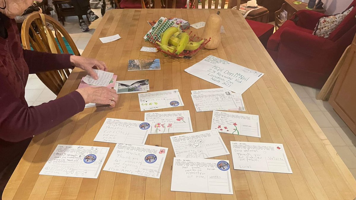 KeyARappa's tweet photo. So proud of the students in grade 2/3 land &amp; in @jjmhcole class @wfwolvestvdsb who brought 🕯 and warmth to this local Veteran 🇨🇦 #postcardsforpeace @VeteransENG_CA #KindnessMatters https://t.co/17AToTiMj8