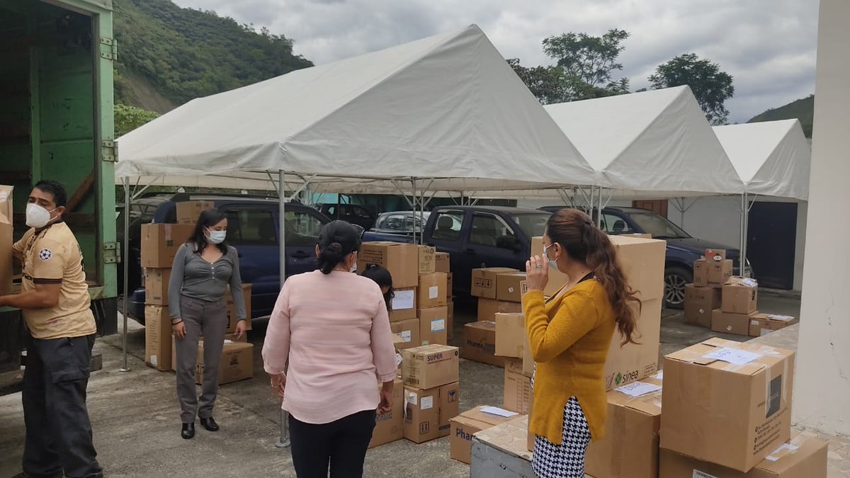 MarlonAguirreJ's tweet photo. En la mañana de hoy se realizó la entrega de biomateriales odontológicos, prendas de protección, insumos médicos y medicina para la provincia de Zamora Chinchipe, para su distribución a los 9 dispensarios @IESSLoja @IESS_Campesino @IESSZamoraCh Trabajando a favor de los afiliados https://t.co/ApUjzlBvNg
