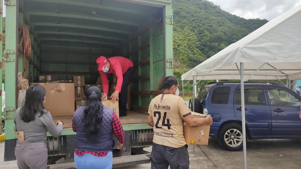 MarlonAguirreJ's tweet photo. En la mañana de hoy se realizó la entrega de biomateriales odontológicos, prendas de protección, insumos médicos y medicina para la provincia de Zamora Chinchipe, para su distribución a los 9 dispensarios @IESSLoja @IESS_Campesino @IESSZamoraCh Trabajando a favor de los afiliados https://t.co/ApUjzlBvNg