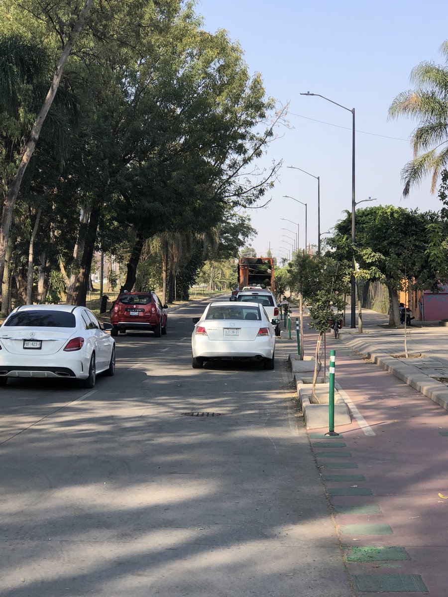 JossGlezS's tweet photo. Alguien ve la línea amarilla o la prohibición de estacionamiento?
Calle Municipal, Tabachines.
@MovilidadZap @Trafico_ZMG https://t.co/8DieV8q7Cj