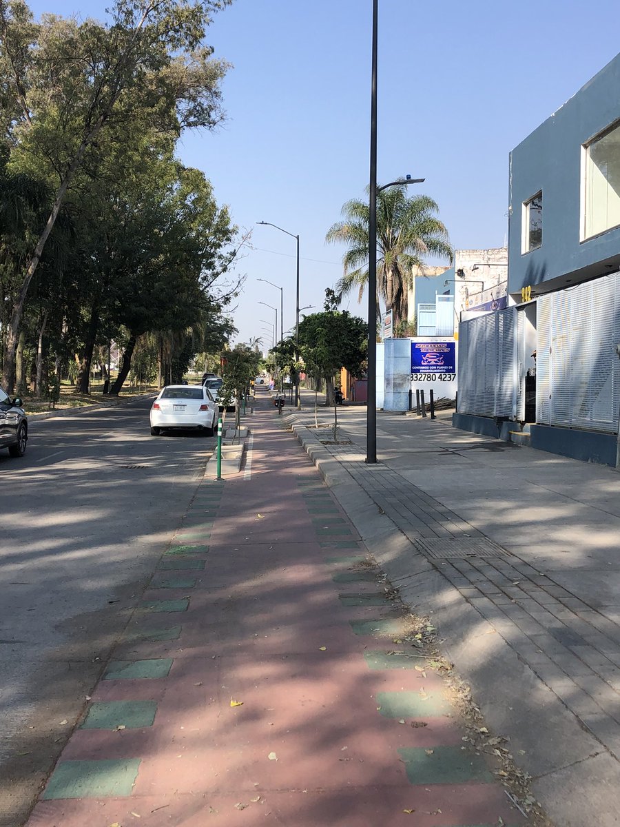 JossGlezS's tweet photo. Alguien ve la línea amarilla o la prohibición de estacionamiento?
Calle Municipal, Tabachines.
@MovilidadZap @Trafico_ZMG https://t.co/8DieV8q7Cj