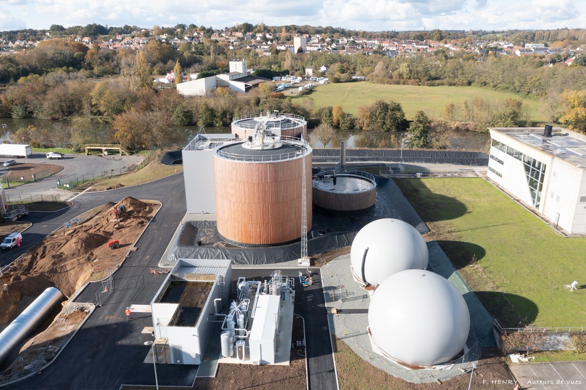 Inauguration hier de l’unité de #méthanisation de la station d’épuration de La Chauvinière, au Mans, exploitée par Veolia.
Le biométhane produit ici à partir des eaux usées permettra chaque année de chauffer 1500 foyers chauffés au gaz ou d'alimenter 85 bus roulant au bioGNV 🌱