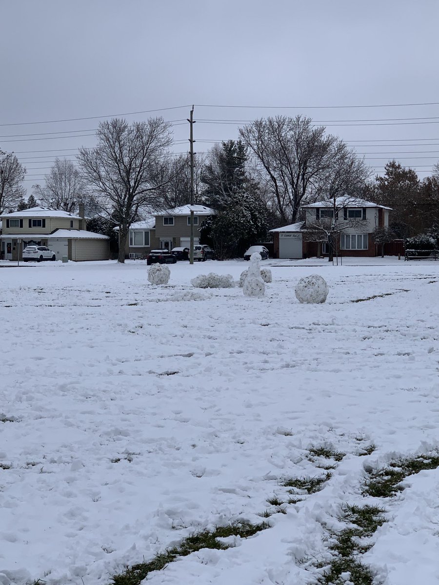 JosephGibbonsPS's tweet photo. How big can we make our snowballs?  Our grade 5s working together. https://t.co/3eE92wtDjC