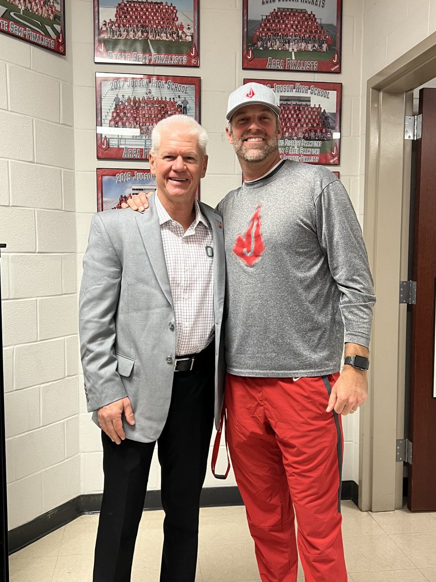 Coach__Call's tweet image. Had a great visit with @DB_CoachCoombs from @OhioStateFB #recruitarocket #spreadthered #StraightLineRecruiting @THSCAcoaches @JISD_ATHLETICS