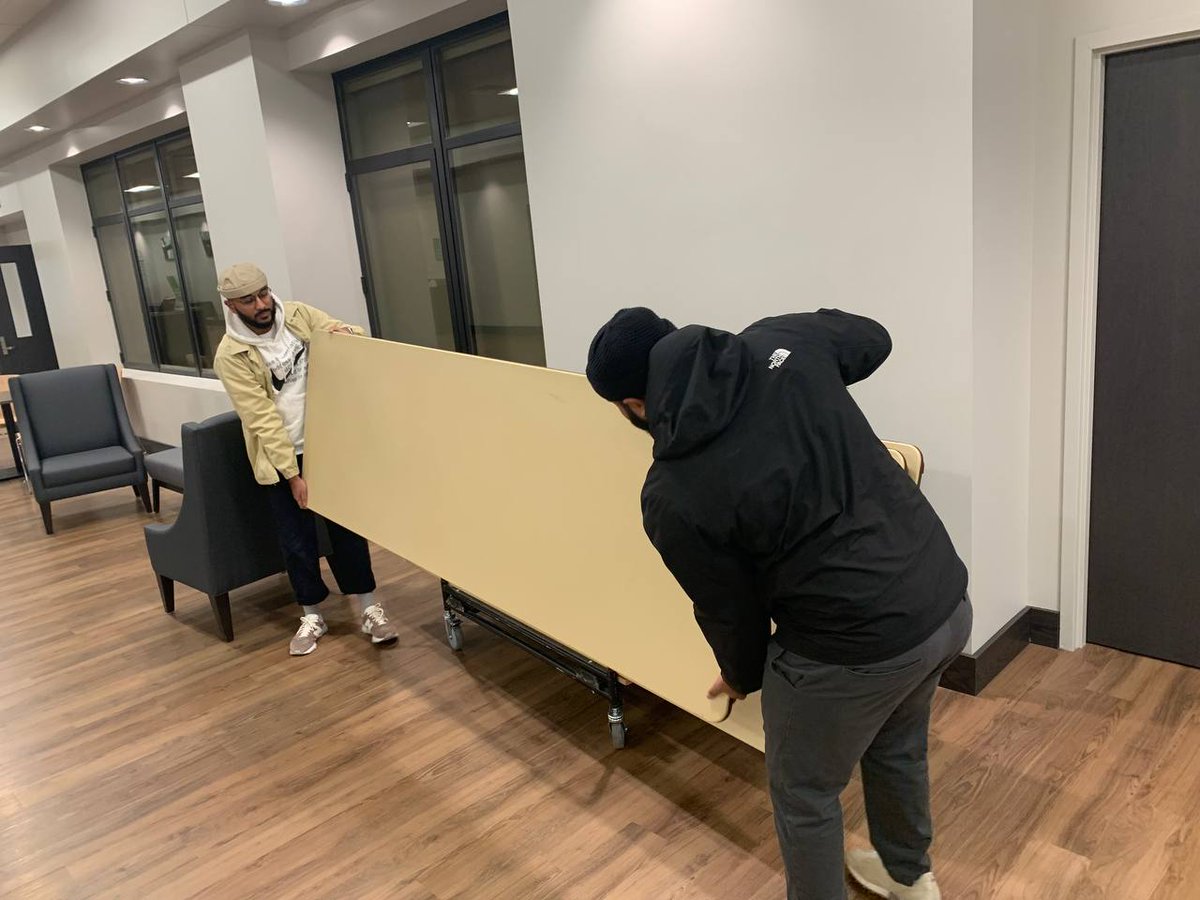 MKA_SVA's tweet photo. This is the 7th year in a row that our #MuslimYouth of South Virginia volunteered at Burke Community Church for the Annual Thanksgiving Food Drive that aims to provide over 1000 meals in a single day. This year our youth led the clean-up effort at the church. #WhatMuslimsDo #T25P https://t.co/v9X01AOGXy