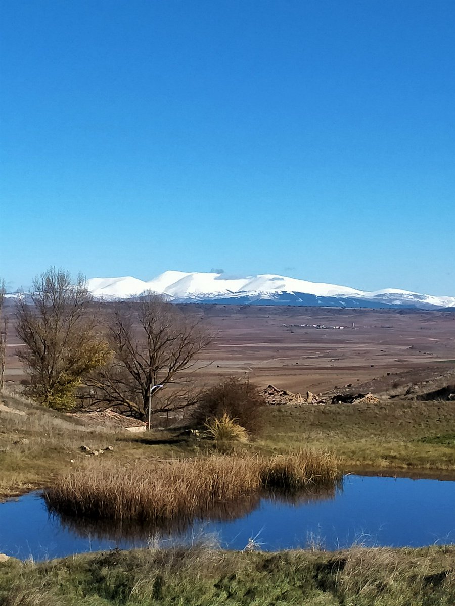 elcieloentejado's tweet photo. El #moncayo nevado visto desde #castildetierra. Escenas de un invierno temprano https://t.co/9EgnS0dOMS