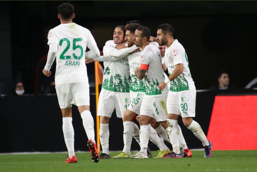 Tebrikler takım 💪🏻 <a href="/Bodrumspor_AS/">Sipay Bodrum FK</a>
Normal süresi 1-1 biten maçta Bodrumspor, penaltılarda Başakşehir'i 4-2 ile eleyerek üst tura yükseldi. #ZTK