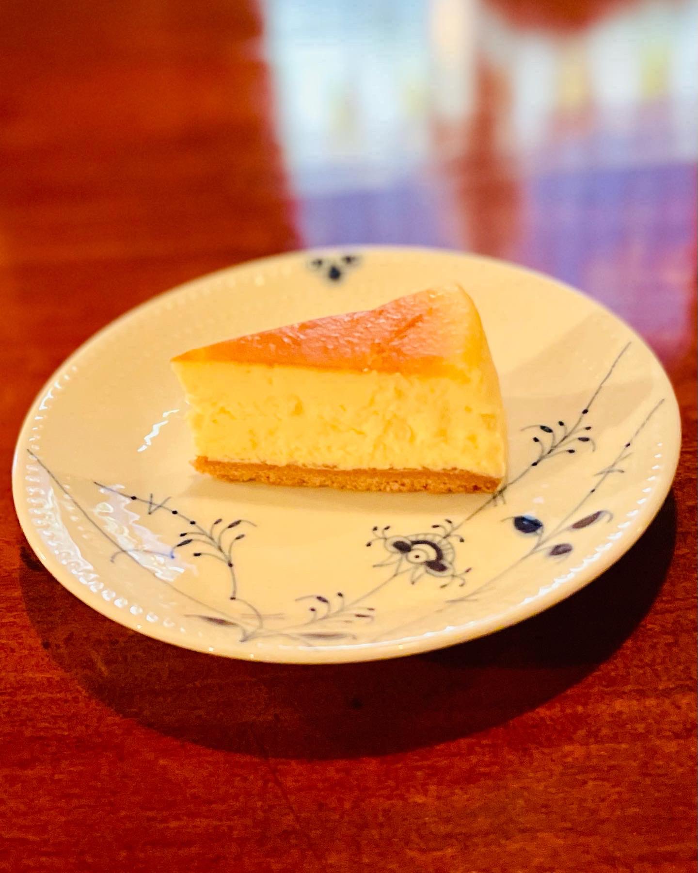 Daisuke Itoh 伊藤 大祐 京都市左京区聖護院山王町 ジャズスポット ヤマトヤ チーズケーキ280円 税込 京都の老舗ジャズ喫茶 スピーカーから流れる音量が大きめなので ジャズを聴きにくるのがメインのお店 チーズケーキはスフレに近いタイプで