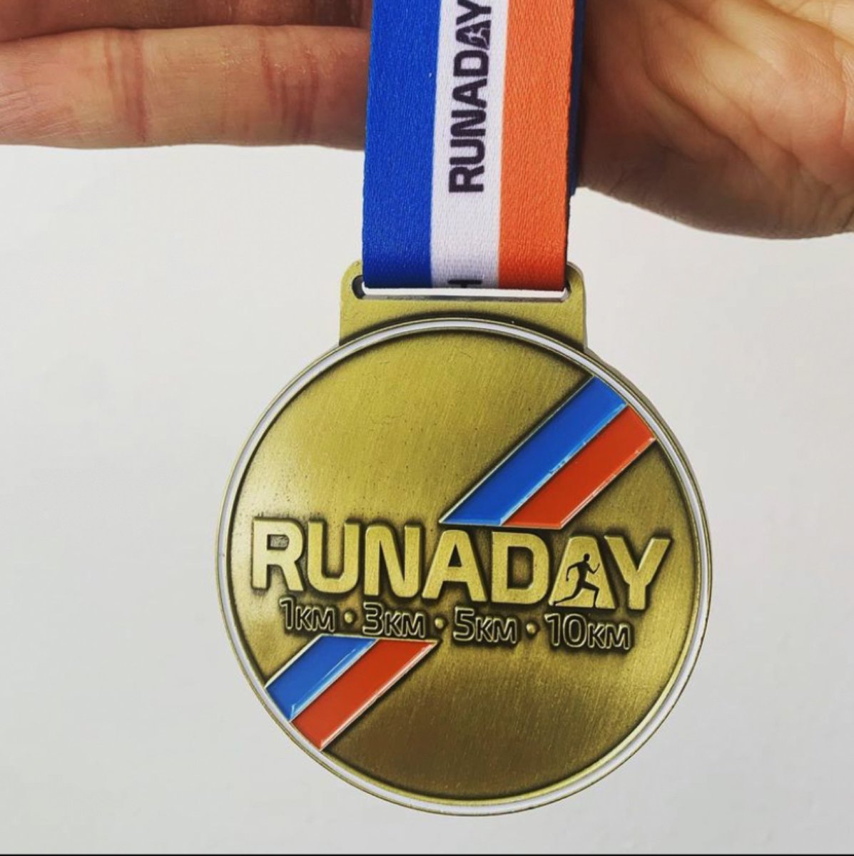 runaday_'s tweet image. Congratulations to runners who have braved the cold temperatures this month ❄️ and are today completing their #RUNADAY challenge! 🏃🏃‍♀️