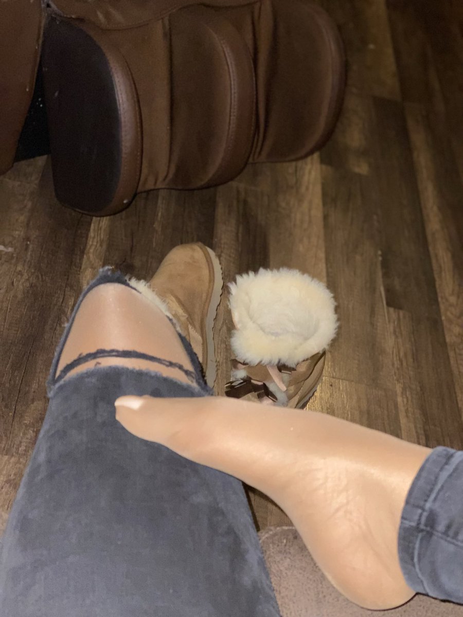 CaramelToesz's tweet photo. Tan nylons under jeans and Uggs👣 #feetqueen #feetup #nylonstockings #nylonfetish #nylonlove #boots #feetgirl #slippers #hosiery #feetfreak #uggboots #feet #tightsfetish #tightslover #sheertights #whitetoes #nylonblogger #pantyhoseblogger #nylonfeetfetish #uggs #ugg #ugglife https://t.co/hG7HdSKZ2N
